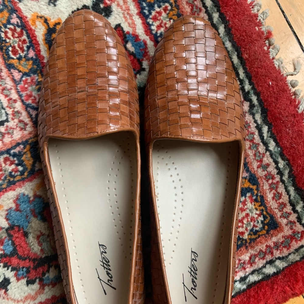 Trotters Brown Woven Flats Size 9
